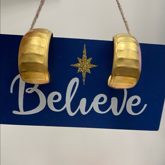 Hoop Earrings color gold. - Picture 4 of 9